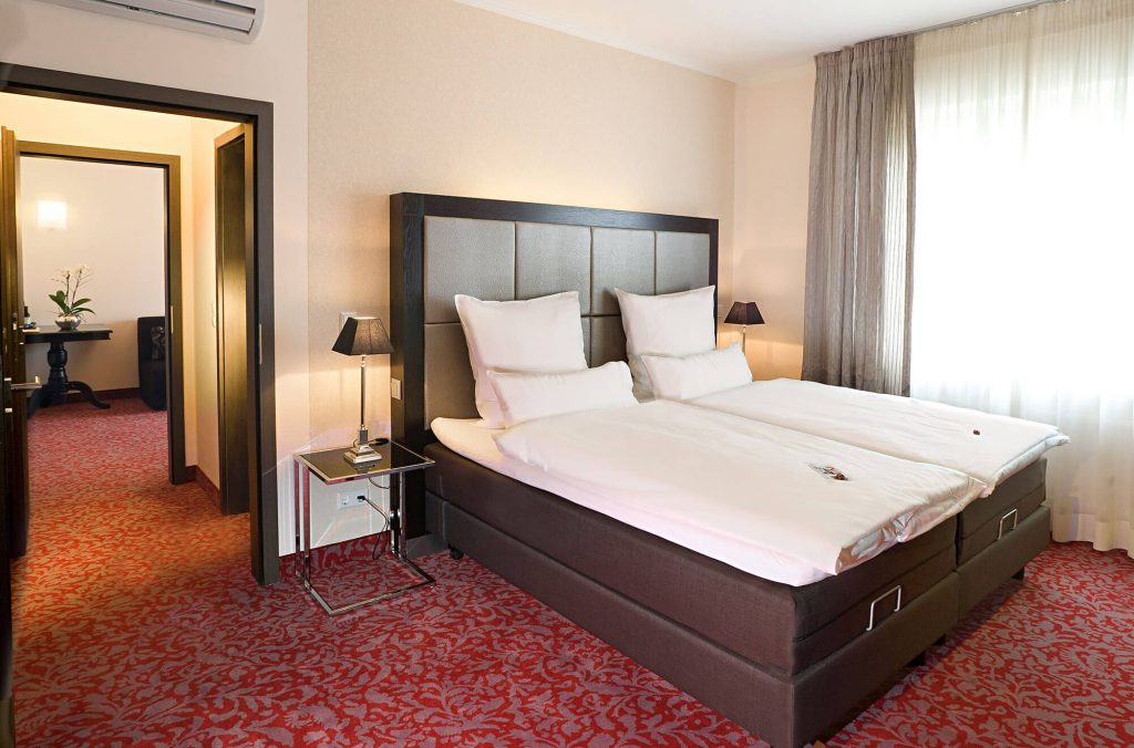 Unsere Suiten bestehen aus zwei sehr großzügig ausgestatteten Räumen mit übergroßen King-Size-Betten. Durch ihre Größe und Ausstattung können die Suiten auch als Familienzimmer genutzt werden.